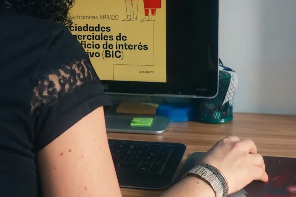 5 cosas inolvidables que nadie te dice antes de convertirte en empresa BIC (y el error que muchas cometen) 3 Eliana Soto gestionando modelo de negocio sostenible empresa BIC Colombia