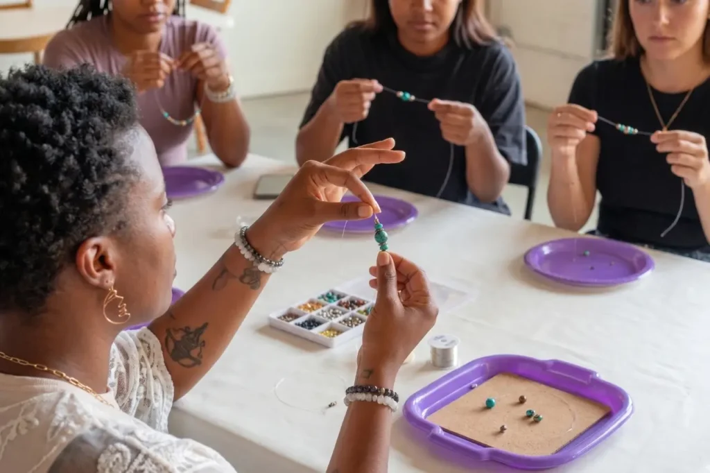CoCrea: el valioso mecanismo de impacto que solo el 25% de proyectos en Bogotá logra ejecutar 4 Taller de bisutería artesanal proyecto CoCrea Encuentro de Saberes Bogotá 2026